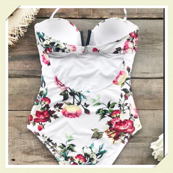 Romantic Floral Print Halter Swimsuit - Picture 2 of 4